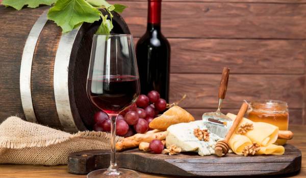 El queso y el vino forman una de las combinaciones más apreciadas de la gastronomía, capaz de realzar aromas, texturas y sabores.