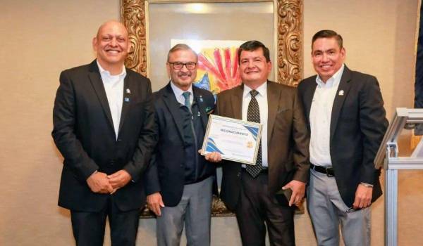 Reconocimiento a Francisco Muñiz.