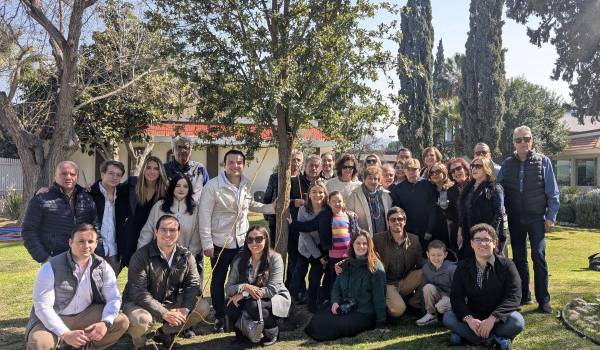 Don Raúl Madrazo Dávila rodeado de su familia.