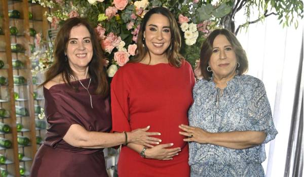 Anabel con su mamá, Anabel López y su suegra, María Elena del Bosque.