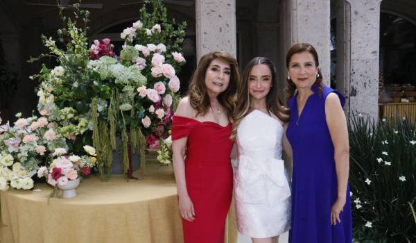 Marcela con su mamá María Elena Saldívar y su suegra, Maritza Rentería.