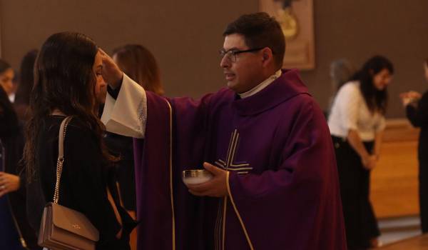 El sacerdote impuso la ceniza a los fieles, marcando el inicio del tiempo de Cuaresma.