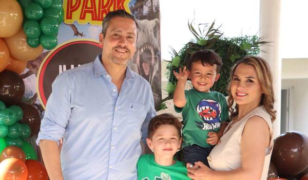 Marcelo con sus papás Mauricio Villarreal y Cynthia Armendáriz y su hermano, Rafael Villarreal.