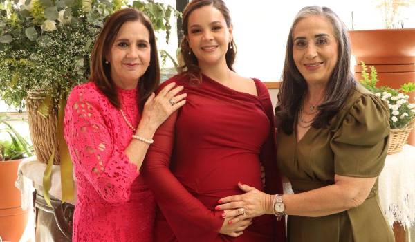 Marialy junto a su madre, Patricia Flores y su suegra Leticia Espinosa.