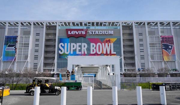 Trabajadores preparan el Levi’s Stadium para el Super Bowl LX entre los Seattle Seahawks y los New England Patriots, en Santa Clara, California.
