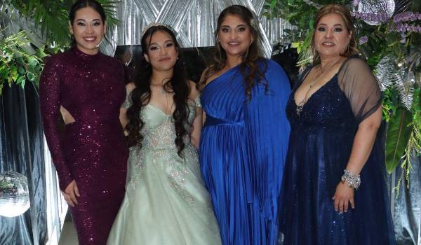 Miranda con sus hermanas, Irina y Diana Rendón, y su mamá, Diana Irina Rodríguez.