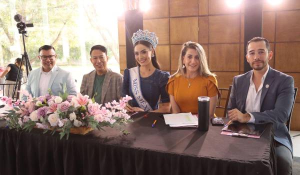 Víctor Quezada, Fausto Santiago, Maryely Leal, Lidia González y Erik Gómez.