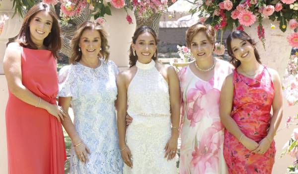 Paola con su cuñada, Patricia Valdés, su suegra, Patricia Cárdenas, su madre, Verónica Soberón y su hermana, Luciana María Guajardo.