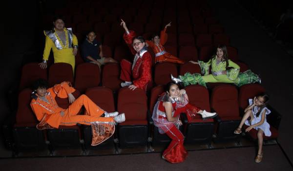 El elenco infantil de “Mamma Mia!” reúne talento, disciplina y trabajo en equipo sobre el escenario.