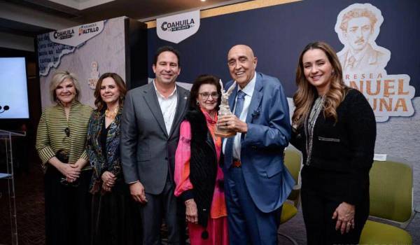 Pedro Torres recibió la Presea Manuel Acuña.