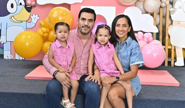 Sofía y Paula con sus padres Laura de la Peña y José Figueroa.