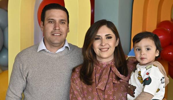 Fer con sus padres: Alfonso Villarreal y Edna Amavizca.