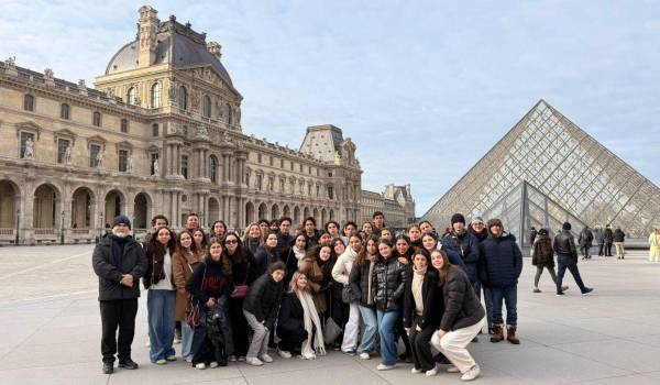 Los estudiantes pudieron visitar el famoso Museo de Lovre.