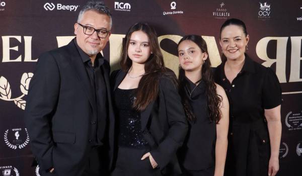 El director, Gabriel Ramos con sus hijas, Abril y Azul Ramos, y su esposa, Celeste Alvarado.
