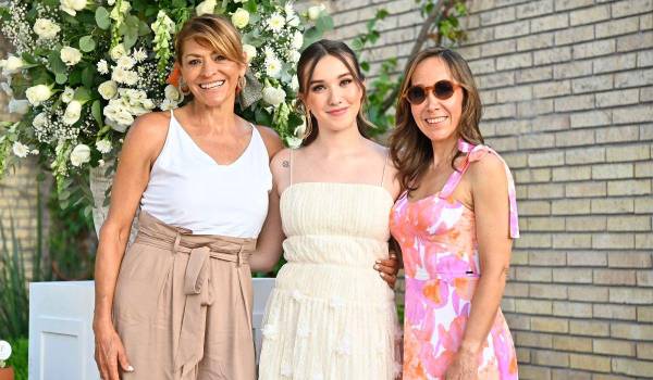 Marcela con su mamá Martha Westrup y su suegra Olivia Flores de Prado.