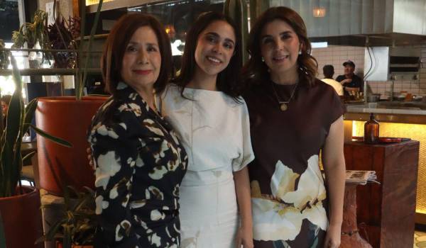 Karina con su mamá, Marty Sandoval, y su suegra, Adriana Vargas.