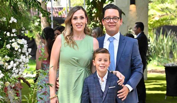 Ricky con sus papás, Ricardo Dávila y Montse Suárez.