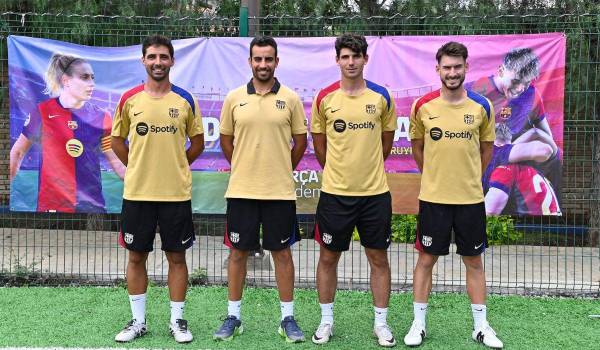 Los cuatro entrenadores de Barcelona estuvieron presentes para asegurarse de que cada niño reciba la mejor formación posible.