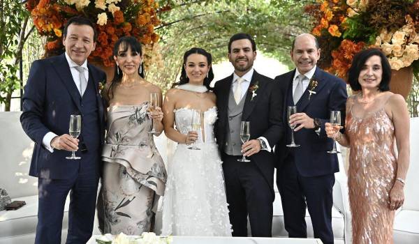 Ana Paula y Juan Pablo con sus padres Caty Ramírez y César Cárdenas, Nany Ornelas y Juan Carlos Noble.