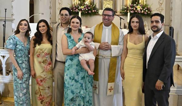 Luca con sus papás, Hernán López y Ana Lucía Verástegui, y sus padrinos, Mariapaula y Luisa Verástegui, Sara Inés Orta y Gerardo Díaz.