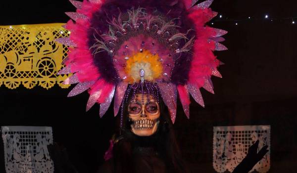 Cada Catrina representa la elegancia de la muerte y la fortaleza de la vida, dos mundos que se abrazan en la tradición mexicana.
