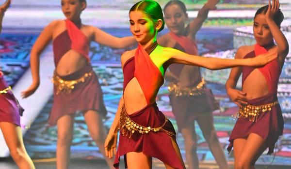 Las niñas demostraron su talento en escena.