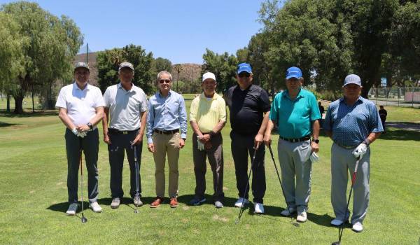 Jorge Chávez, Mario López, Luis Arizpe Jiménez, Roberto Rodríguez organizador del torneo, Roberto Sandoval, José de las Fuentes y Tony Vázquez integraron el grupo de honor del Tequila Open “Caritas 2025”.