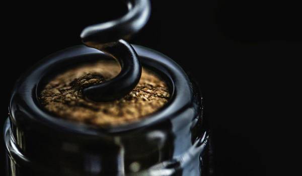 Aunque el corcho natural es sinónimo de tradición y envejecimiento, los tapones sintéticos y las tapas rosca ganan terreno por su practicidad y eficacia en vinos jóvenes.