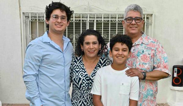Mau con su familia.