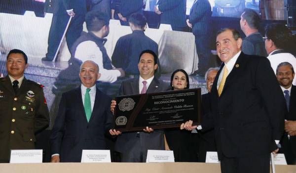 Javier Díaz, alcalde de Saltillo, entregó a César Armando Valdés Ramos el reconocimiento por 31 años como presidente de la Canaco Saltillo.