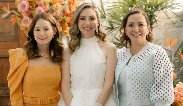 Caro Covarrubias con Alice Elizondo y su mamá, Abigail Larios.