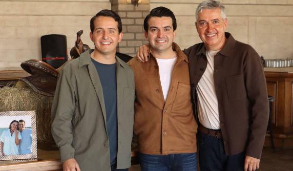 Ricardo Valdés con su hermano, Rodrigo, y su papá, Ricardo Valdés.