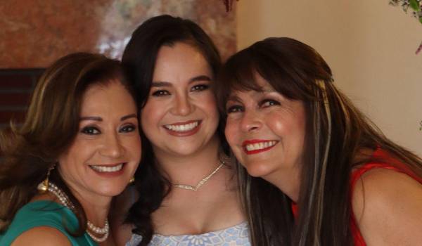 Fernanda con su suegra Martha Torres madre y Gloria Ruizesparza.