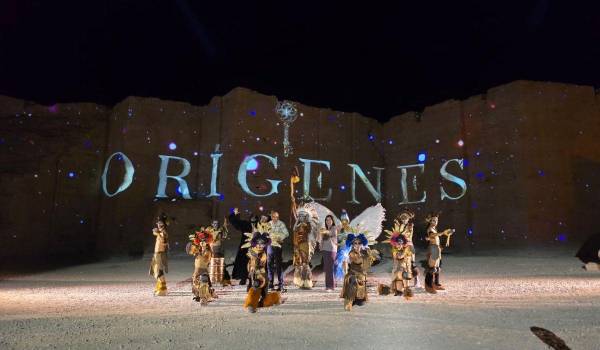 Los ganadores durante el espectáculo “Orígenes”, una puesta en escena que combina historia, luz y naturaleza.