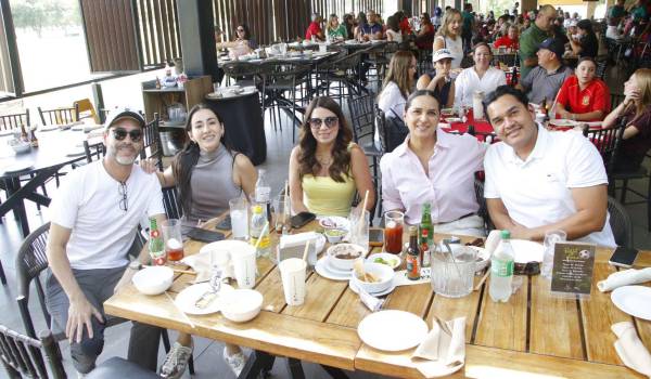 Eduardo Osorio, Narda Dávila, Aída Cárdenas, Ana Cris Fernández y Toño Dávila.