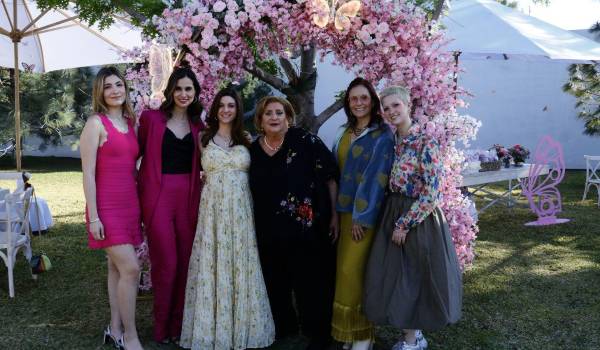 Isabella Cárdenas de Cepeda conVicky Aberamo Gutiérrez, Ana Laura Cárdenas, su abuelita Nena Masso, Bertha Gutiérrez y Verónica Cárdenas
