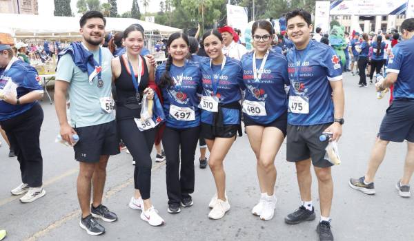 Ernesto Salazar, Magda Vallejo, Karina y Fernanda Salazar, Fernanda Medina y Ricardo Salazar.