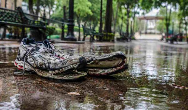 Entre recuerdos, lluvia y zapatos gastados, el autor reflexiona sobre los ciclos de la vida y la paternidad.