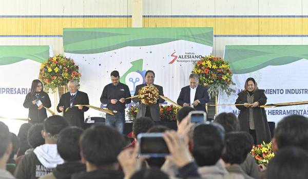 Corte del listón a cargo de Daniela Eguía, P. Wenceslao de la Peña, Óscar Miguel Martínez, Francisco García, Mario Valdés y Beatriz Brondon.