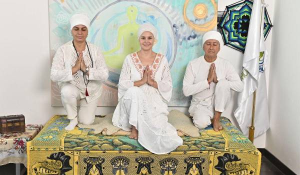 Hari Datta junto a César Salinas y Joana Oyervides, miembros de su equipo de maestros de Kundalini yoga.