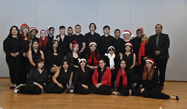 El maestro Óscar Álvarez dirige al Coro de la Escuela de Música de la UAdeC, un grupo que transforma la Navidad en un canto de solidaridad.