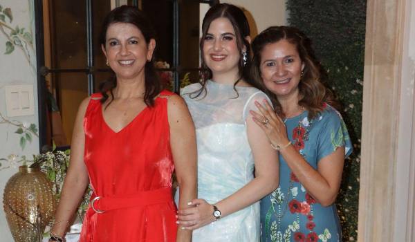 Ale con su mamá, Gaby Castillo, y su madrina, Anita González.