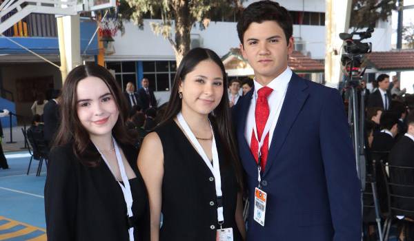 Ana Paty Gómez, Regina Mellado y Andrés Soberón.