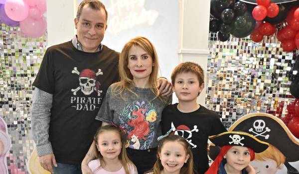 María Fernanda, Daniel y Ana Sofía con sus papás, Pedro Espino y Perla Almaguer además de su hermano Pedro Espino Almaguer.