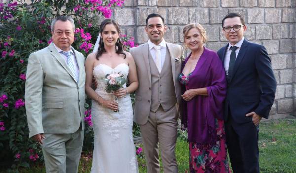 Los novios con Marco Saucedo, Beatriz Rodríguez y Marco Saucedo, familia de Karina.