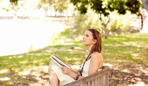 Entre hojas y luz suave, regalarte una pausa también es una forma de cuidarte.