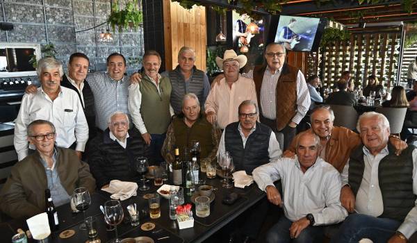 Héctor de la Fuente Rodríguez con sus amigos.