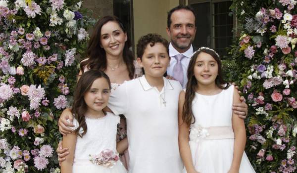 Isabella y Sofía con sus papás, Sofía López y Arturo Ferrer y su hermano Arturo Ferrer.