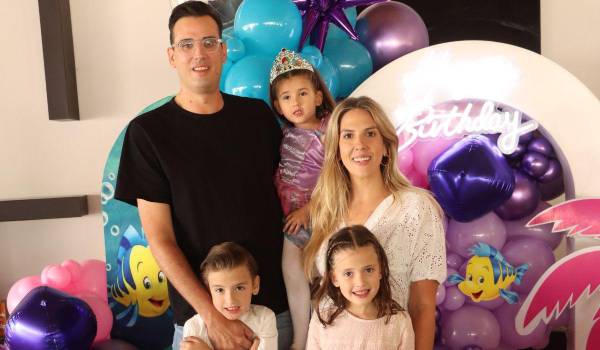 Florencia con sus padres y hermanos, Sebastián Torres, Juan Carlos Torres, Anne Sañudo y Emiliana Torres.