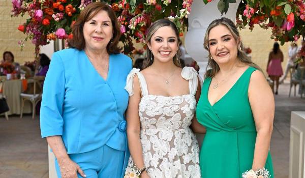 Mariana con su suegra, Miriam González y su mamá, Karina Sánchez Cardona.